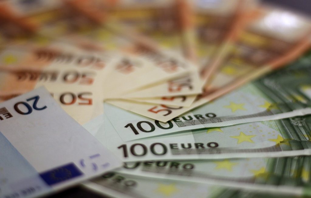 Man denkt na over waar hij zijn spaargeld op de bank of in investeringen moet stellen