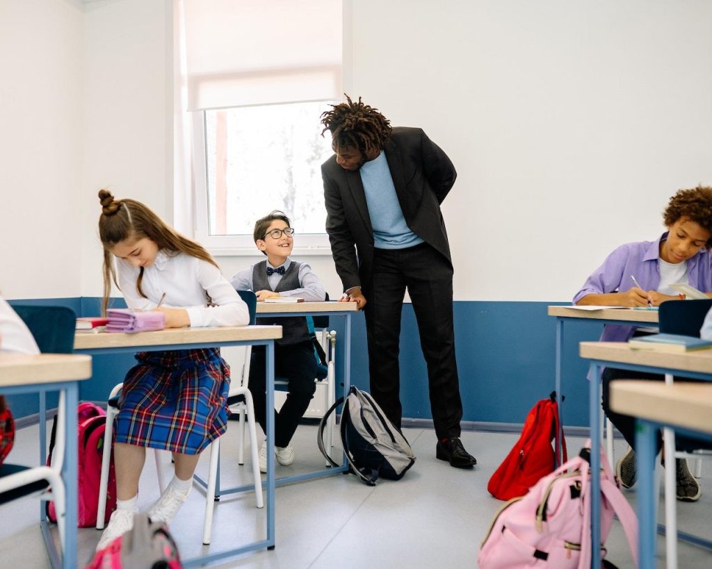 Leraar implementeert effectief pedagogisch handelen door aandacht te besteden aan leerlingen in de klas