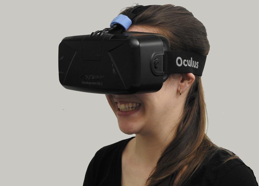 Visuele representatie van de opkomst van populariteit van VR-brillen met virtuele wereld en immersieve technologie