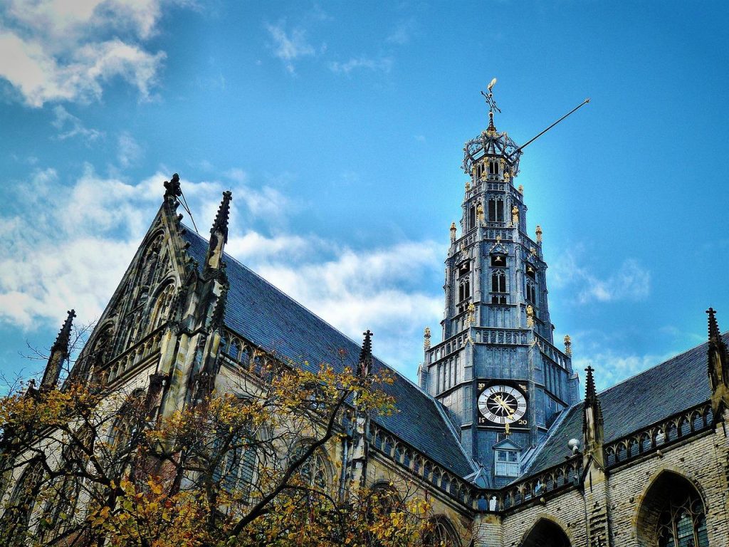 Ingang gemeentehuis Haarlem met informatieborden en aanmeldprocedure voor burgers