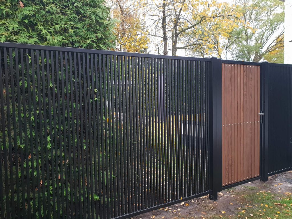 Modern spijlenhekwerk met houten poort - kleine tot grote hekwerkprojecten bij Verstijlen Hekwerken