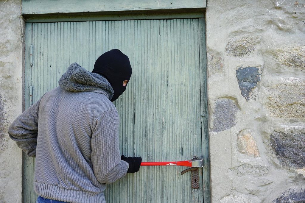 Visualisatie van huisbeveiliging maatregelen om inbraken te voorkomen, inclusief verlichting en beveiligingssystemen