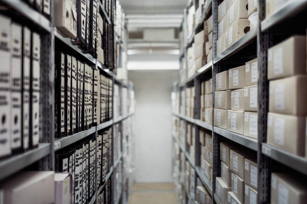 Modern magazijn met georganiseerde stellingen toont efficiënte inrichting van magazijnen met technologie