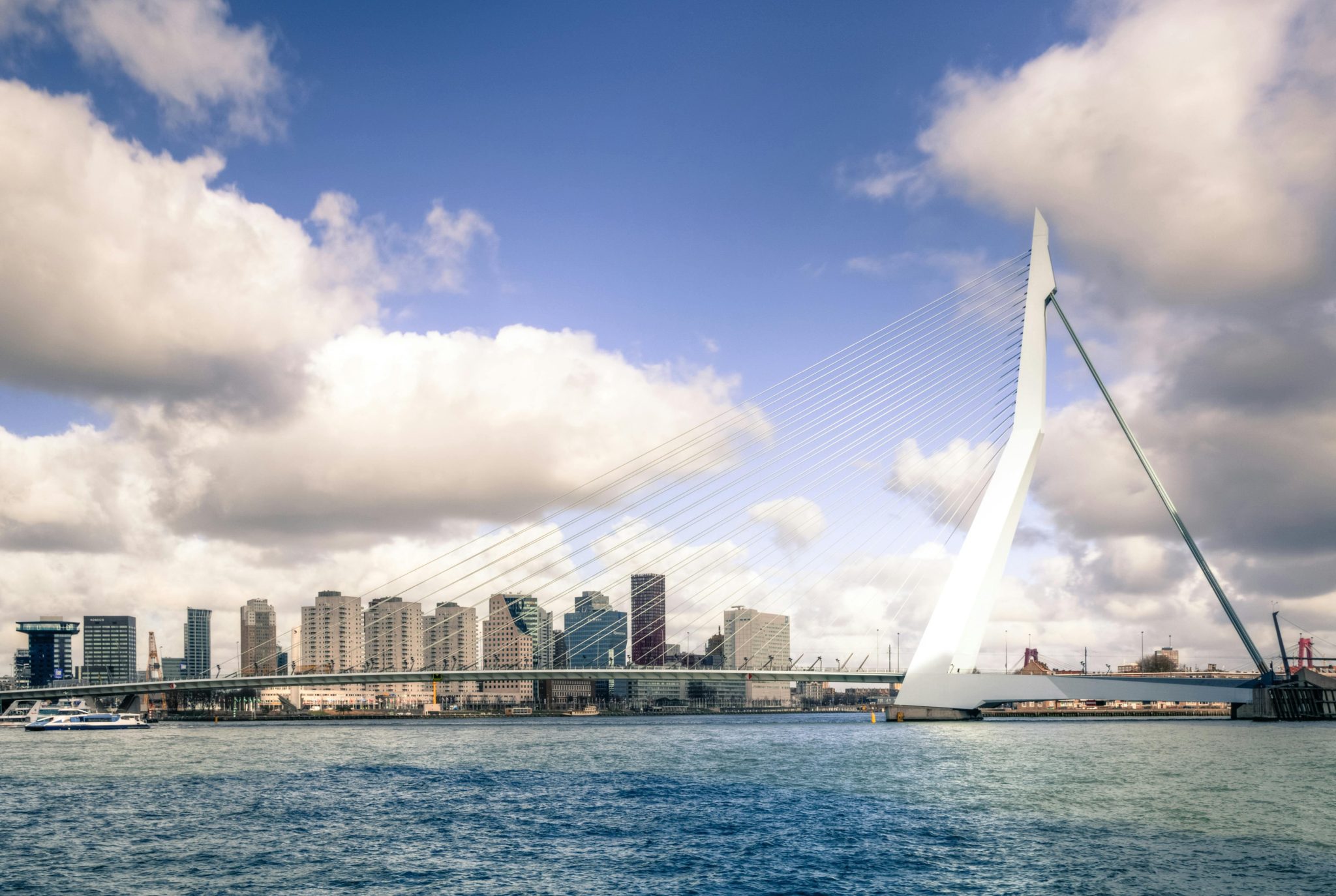 Modern beveiligingscentrum met monitoren die Rotterdam's centrale rol in beveiliging illustreren