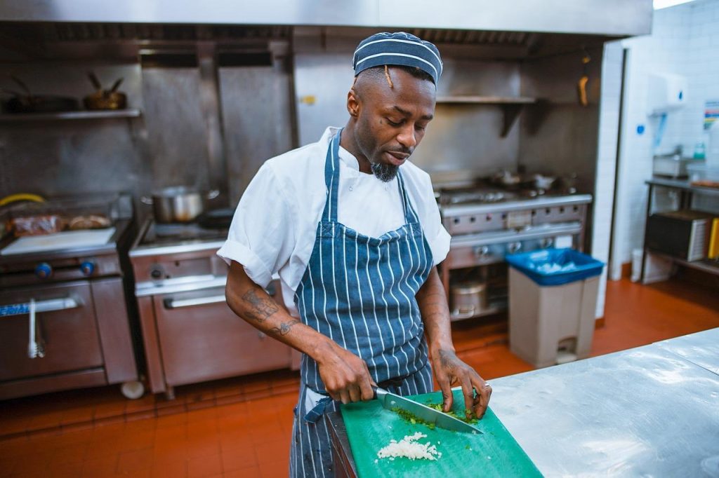 Koksmes in actie tijdens het snijden van groenten in een professionele keuken setting