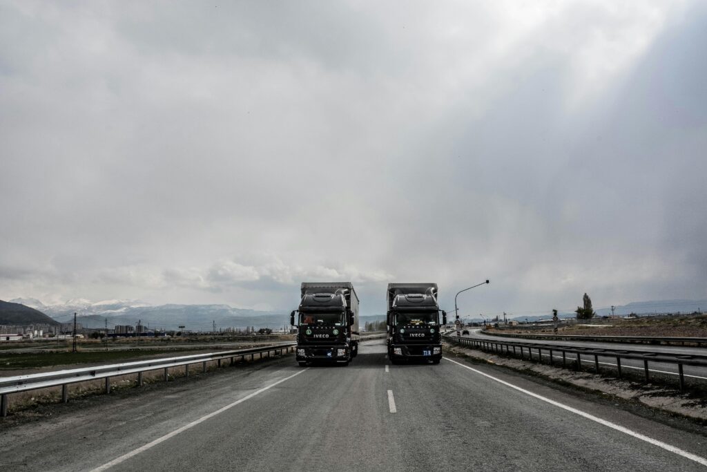 Twee gestylede trucks naast elkaar met verschillende truckstyling elementen zoals verlichting en accenten