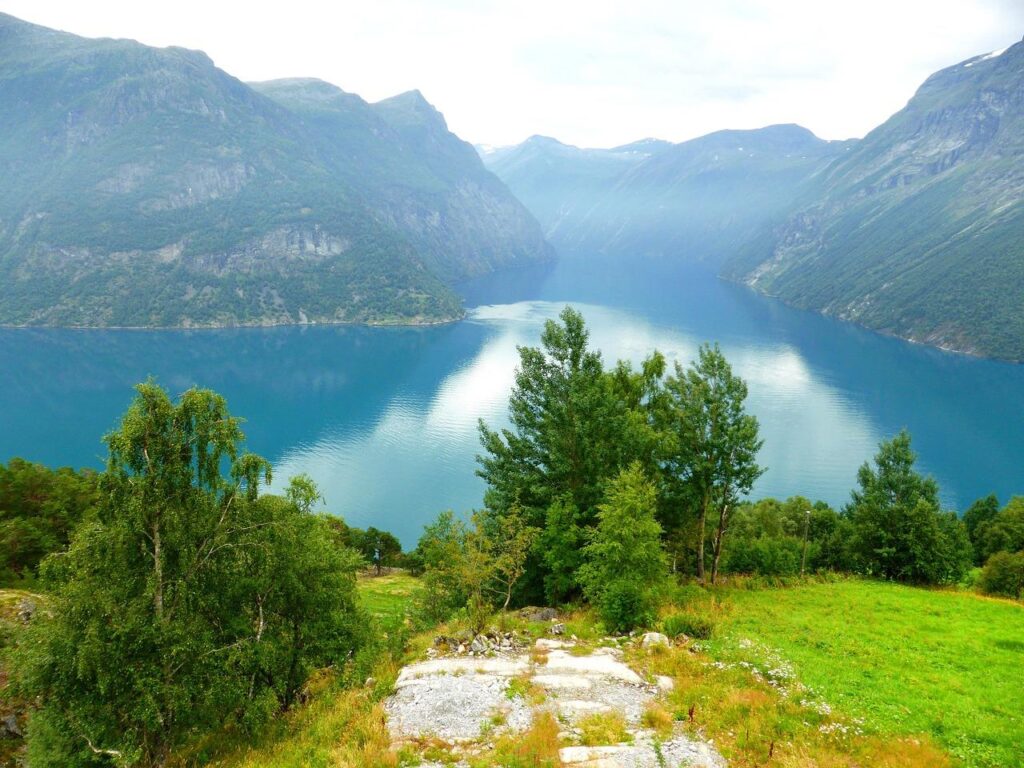Dramatisch landschap van wandelen in Noorwegen en Schotland met fjorden, bergtoppen en wilde natuur