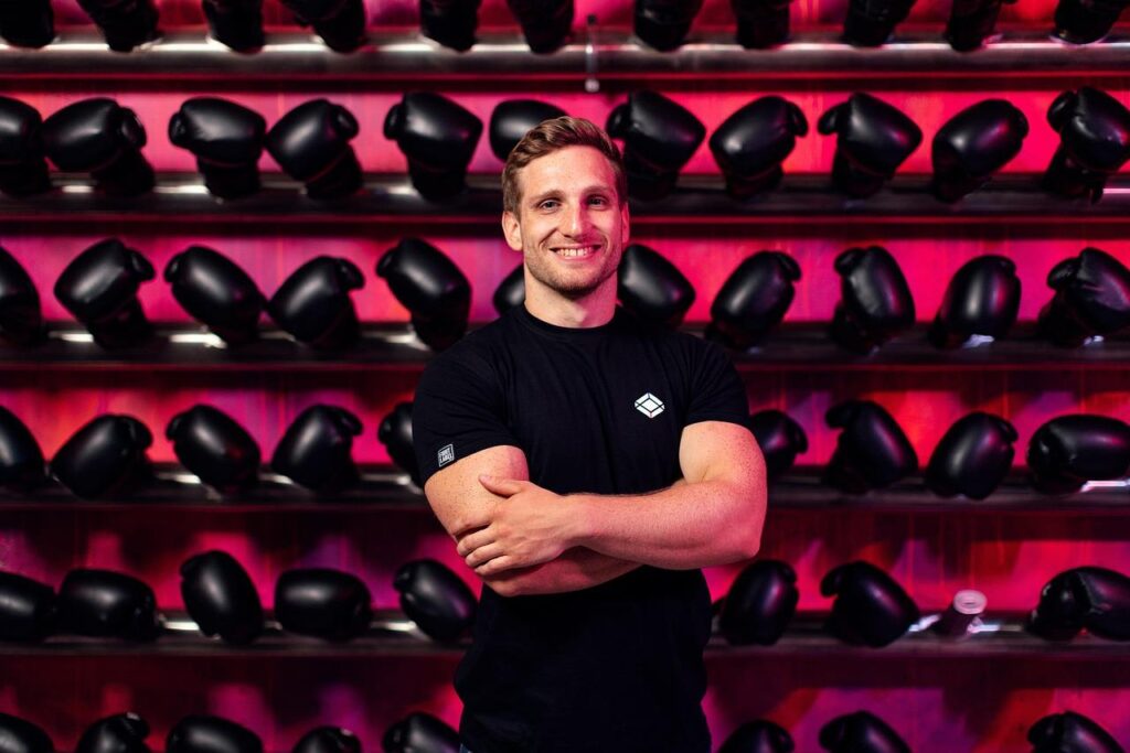 Kinderen trainen kickboksen met energieke coaching en opzwepende muziek voor zelfvertrouwen en fitnessontwikkeling