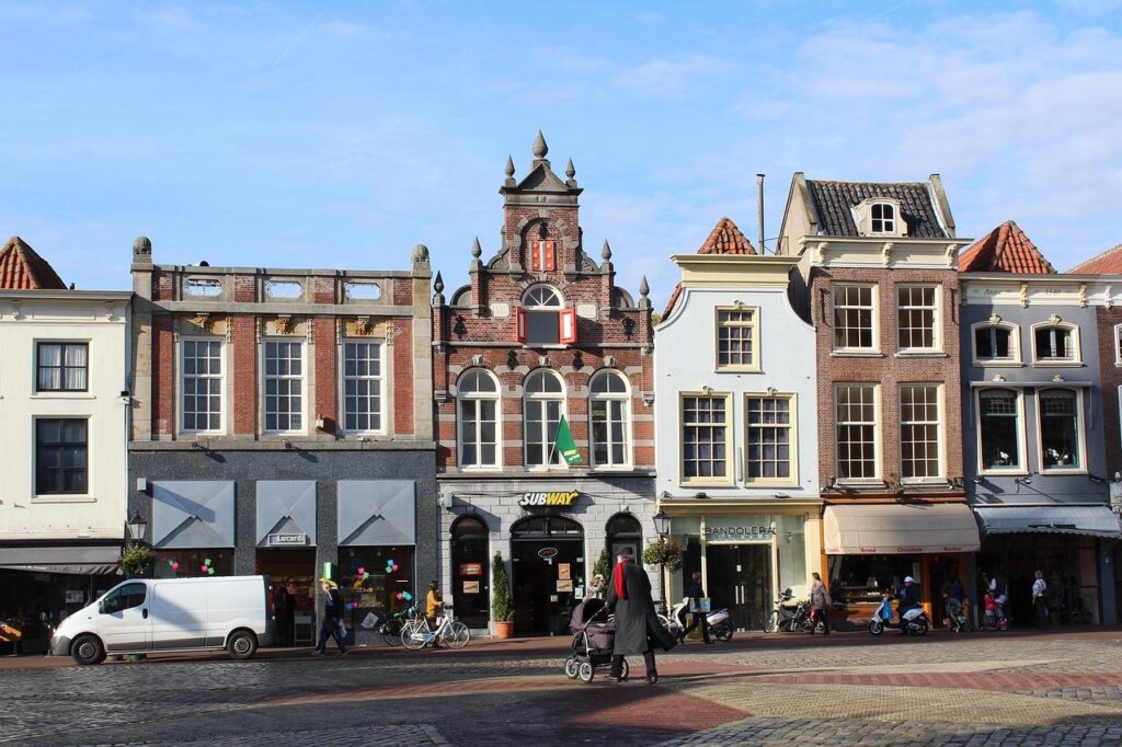 Voormalig kaaspakhuis in Gouda omgebouwd tot moderne loft met oude fabriekssloten en industrieel design