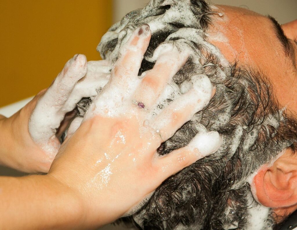 Professionele krullenshampoo flessen met natuurlijke ingrediënten voor verzorging van krullend haar