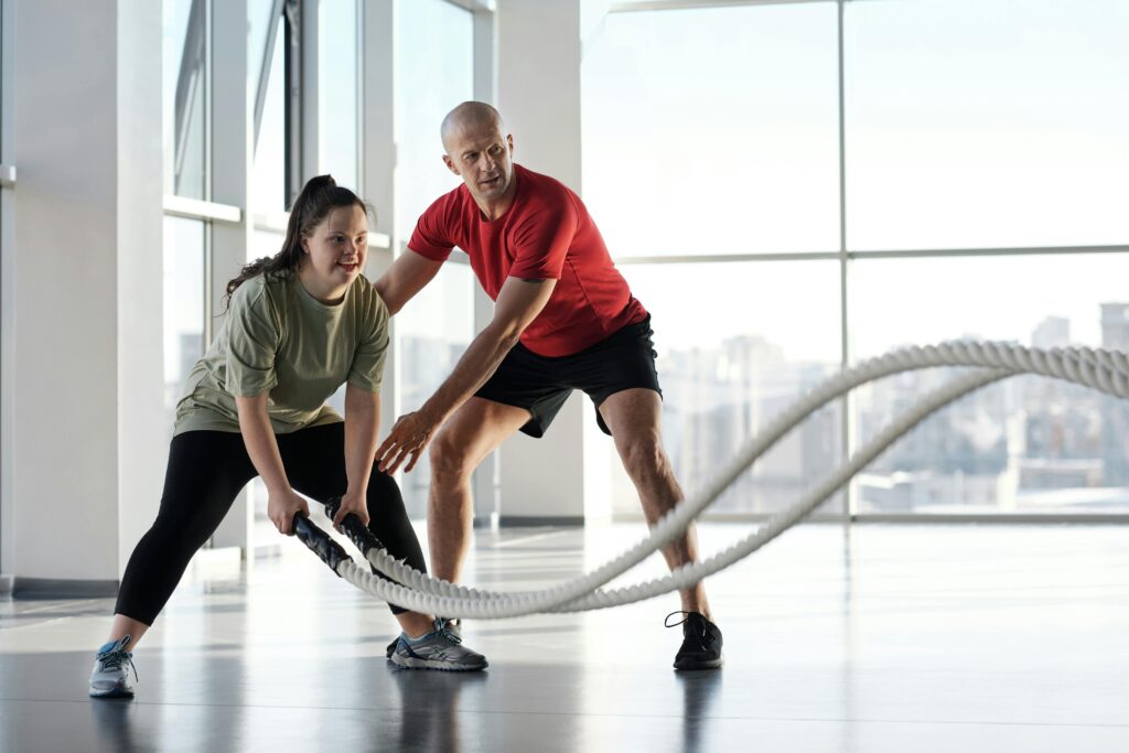 Personal trainer in Leiderdorp begeleidt een cliënt bij het uitvoeren van trainingen voor optimale resultaten en motivatie