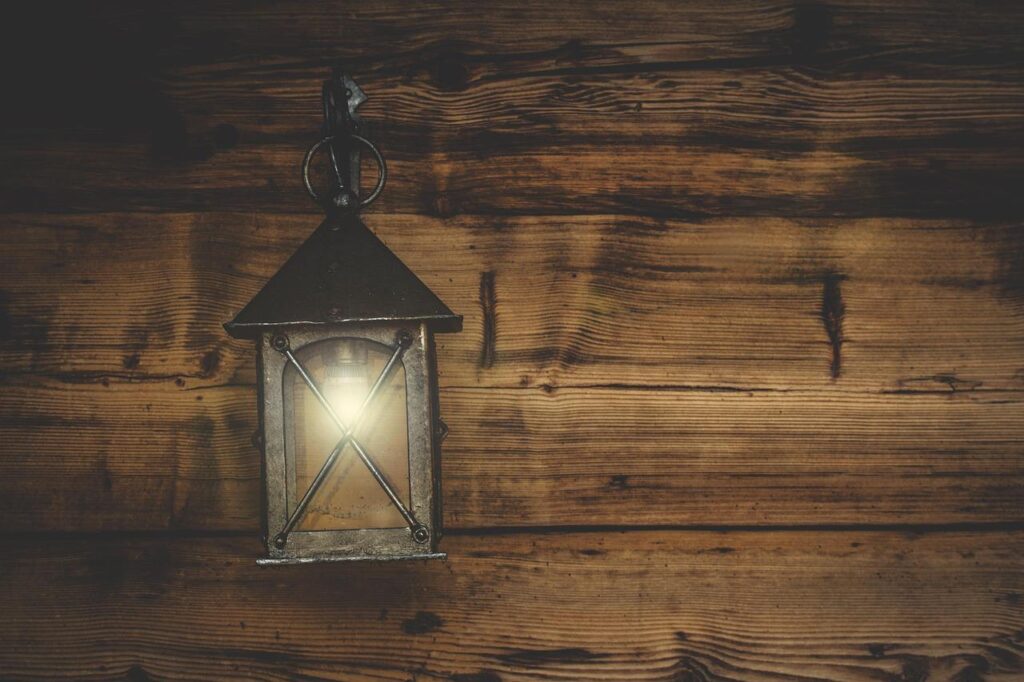 Houten tuinlampen verlichten een tuin met warme, natuurlijke uitstraling en creëren een sfeervolle avondsfeer