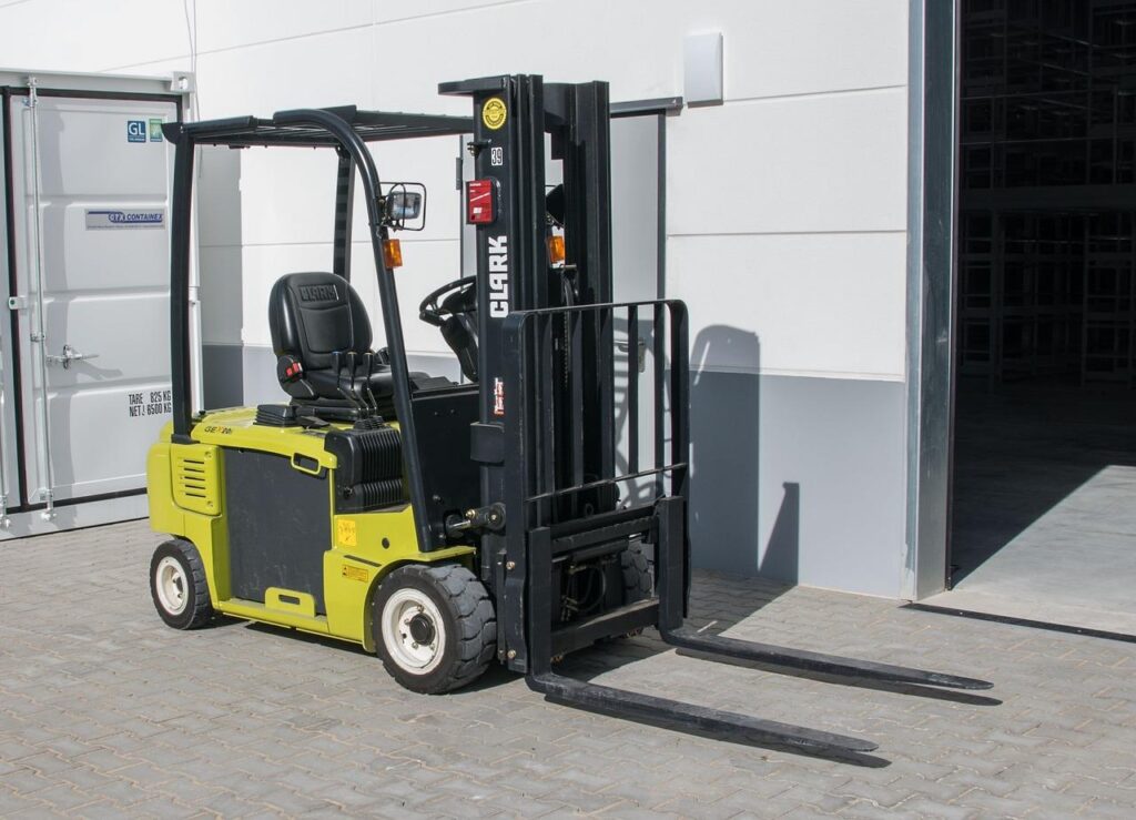 Heftruckchauffeur met heftruck certificaat voert veilig een last op in magazijn met focus op veiligheid en doorstroom