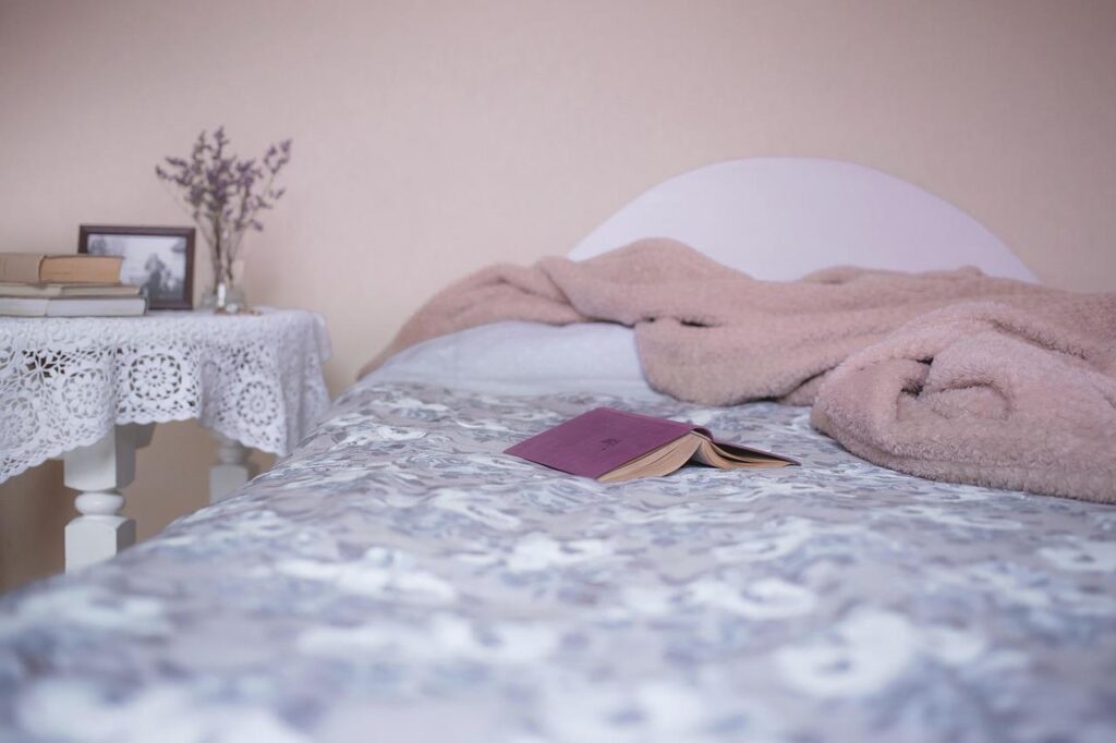 Kleine tienerslaapkamer inrichten met bed tegen muur, smal bureau en opbergruimte onder bed voor maximale ruimtebenutting