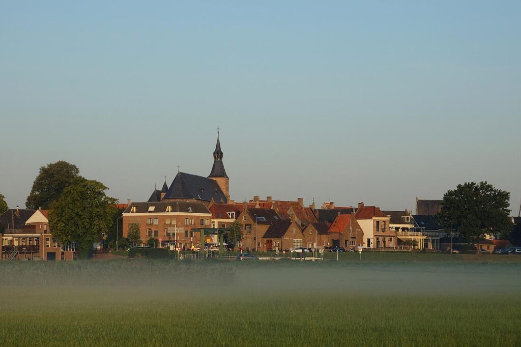 Schilderachtige middeleeuwse straatjes van Hattem aan de IJssel in de zomer met karakteristieke huisjes