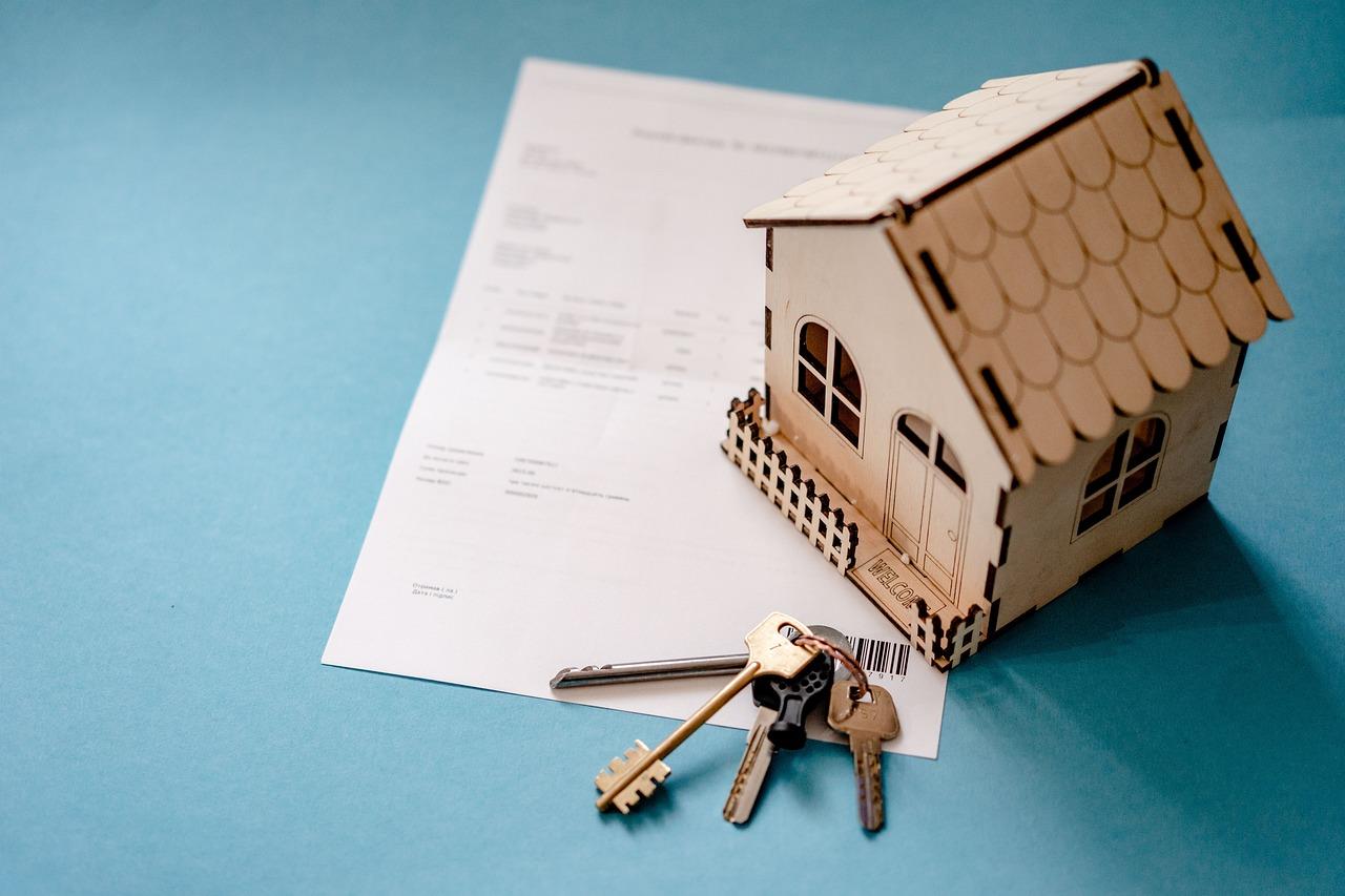 Hypotheekadviseur helpt bij huisverzekering en financiële planning voor woningkoop