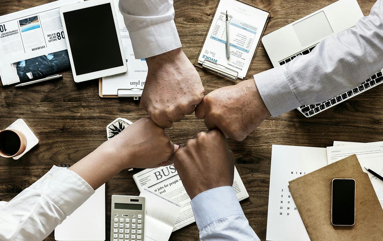 Moderne vergaderruimte in Utrecht met U-opstelling en daglicht voor professionele bijeenkomsten en trainingen