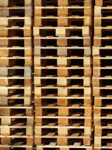 Houten europallets gestapeld in een logistiek centrum, essentieel voor standaardisering van transport en opslag