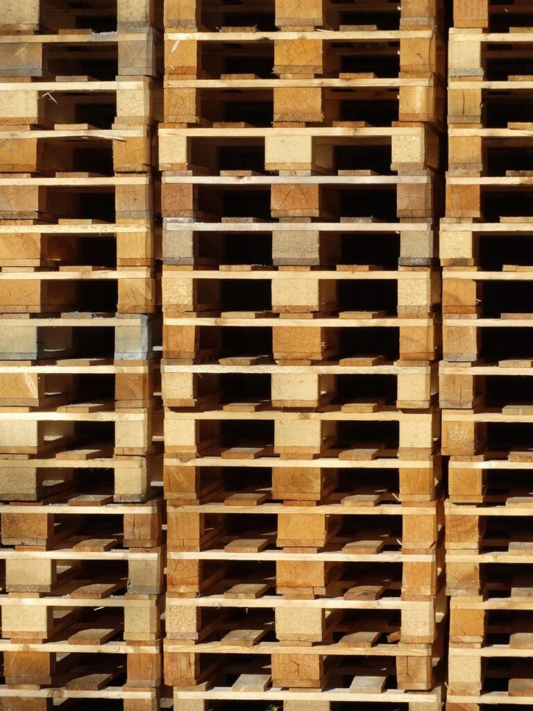 Houten europallets gestapeld in een logistiek centrum, essentieel voor standaardisering van transport en opslag