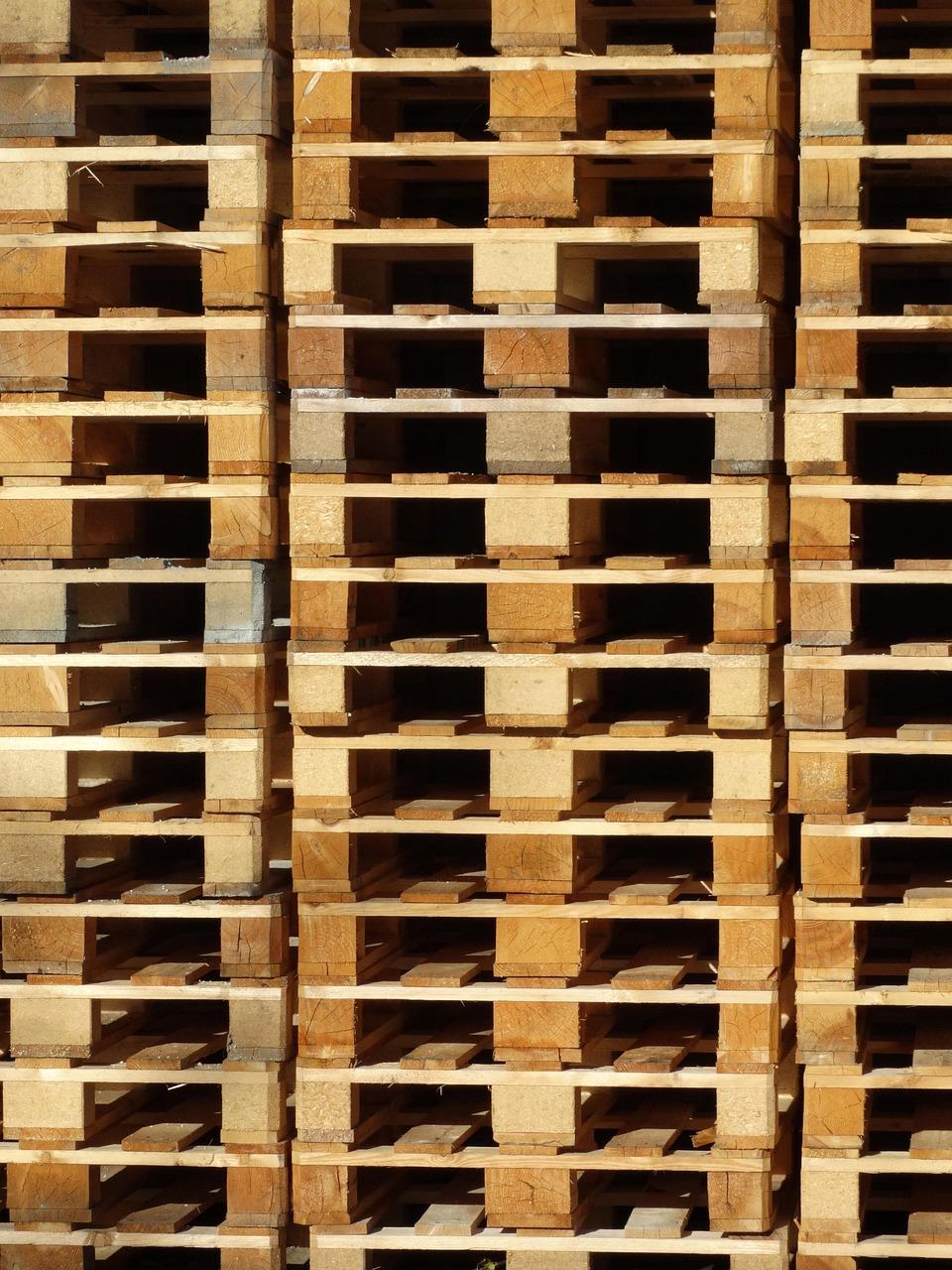 Houten europallets gestapeld in een logistiek centrum, essentieel voor standaardisering van transport en opslag
