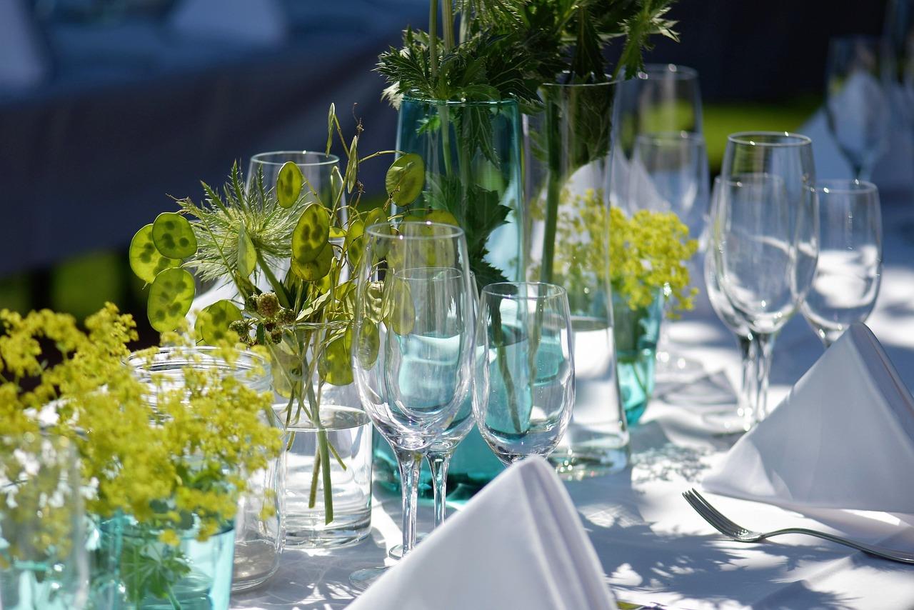 Groep professionalen samengekomen op een plek met karakter voor zakelijke bijeenkomst in inspirerende omgeving