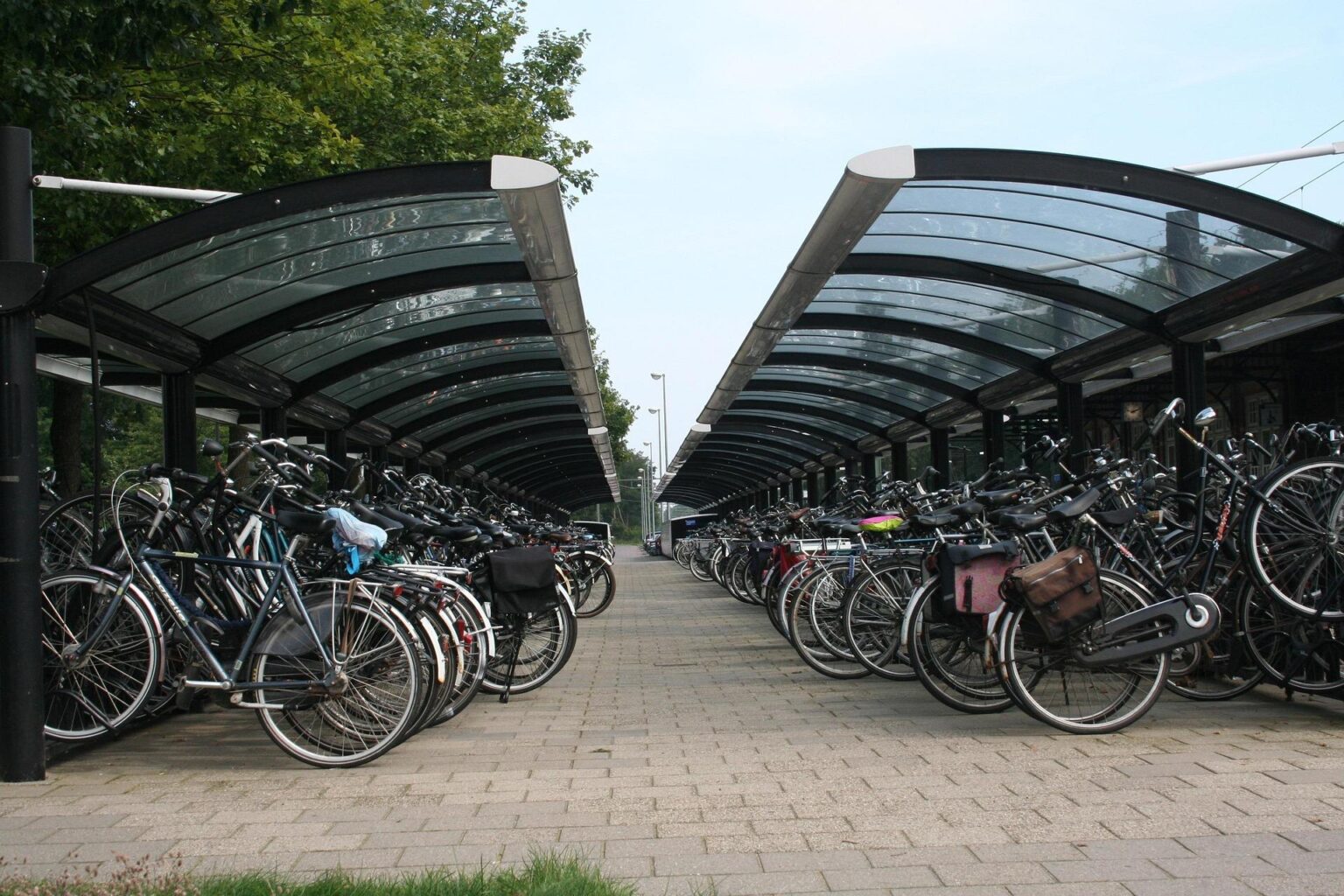 Modern vormgegeven overdekte fietsenstalling met duurzame materialen, zorgt voor netere openbare ruimte en beter gebruiksgema