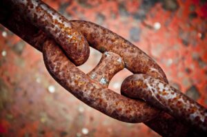 Illustratie van oud metaal inleveren: gerecyclede metalen onderdelen zoals koper en aluminium bij een verwerkingsbedrijf