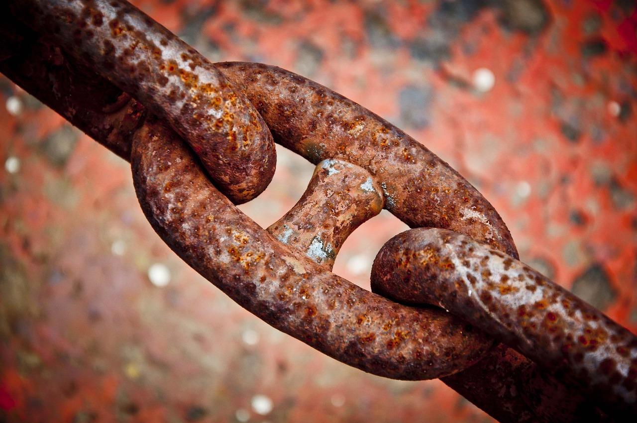 Illustratie van oud metaal inleveren: gerecyclede metalen onderdelen zoals koper en aluminium bij een verwerkingsbedrijf