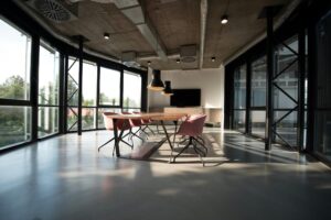 Goed ontworpen werkomgeving met comfortabele werkplekken, daglicht en groene planten voor verhoogde productiviteit